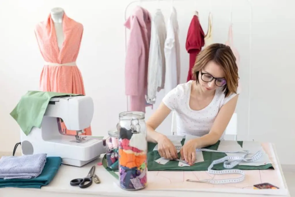 Bureaux assis-debout : des solutions pour une meilleure posture au travail