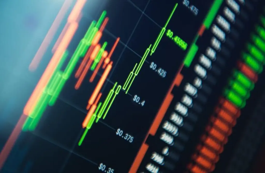 Bitcoin réitère son ascension tandis que Solana vacille dans le trading crypto.